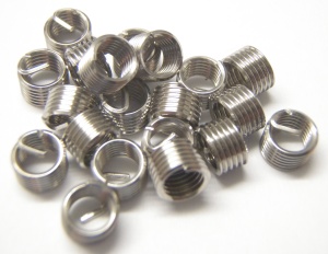 FILTEC M4 x 70 AC 6 1.4301 - Závitová vložka